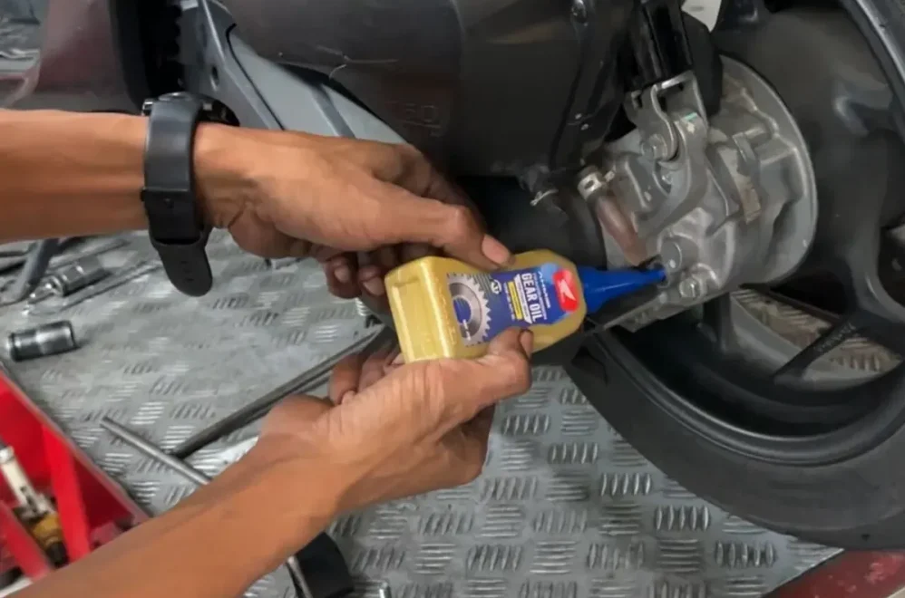 Panduan Lengkap Cara Pakai Toolkit Ganti Oli Gardan Motor Matic Untuk Pemula Dan Penggemar Otomotif